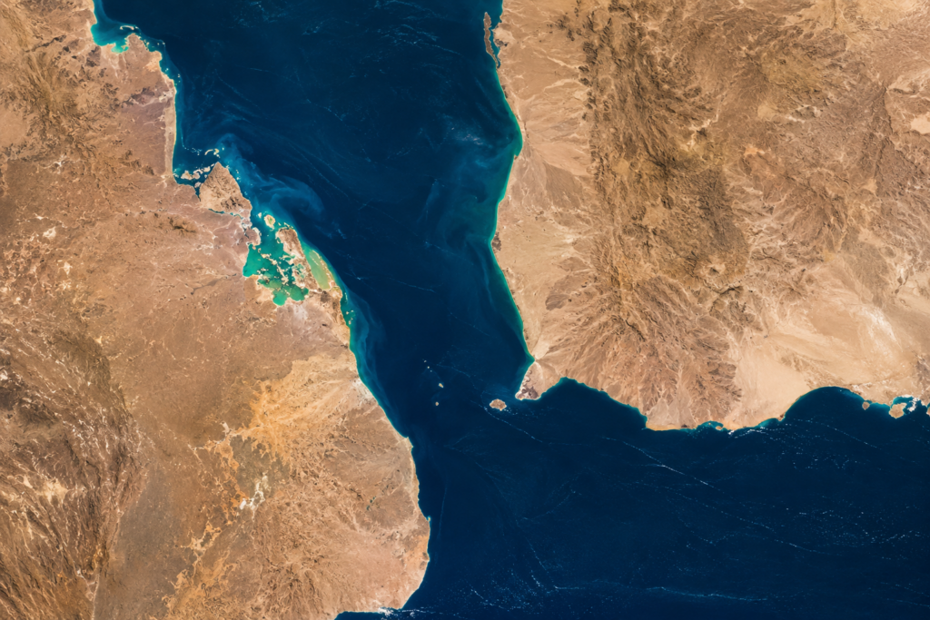 مضيق باب المندب يتحول إلى برميل بارود وواشنطن ترفع مستوى المواجهة