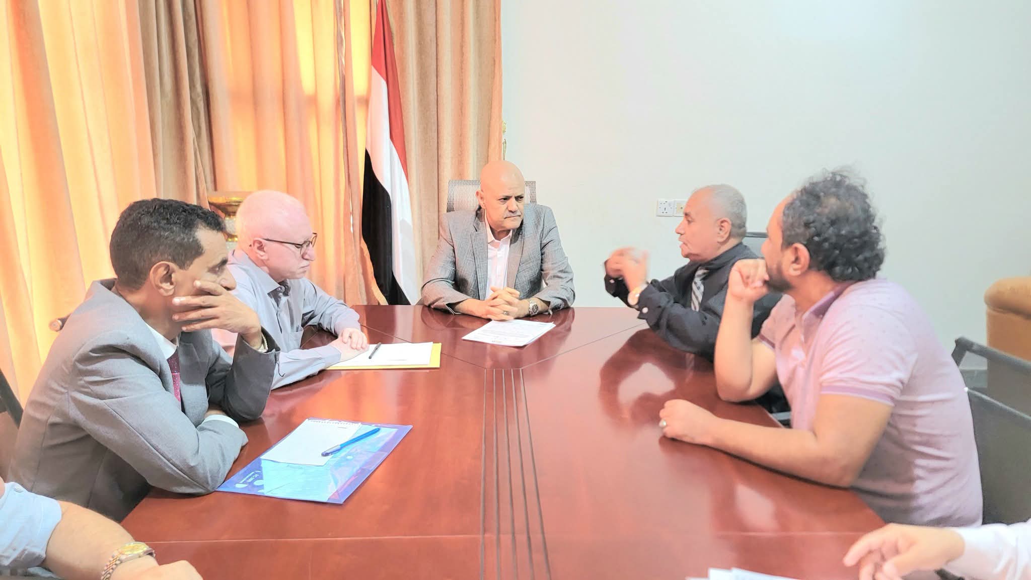 محافظ تعز يوجّه بتنفيذ قرار تحديد الرسوم الدراسية في المدارس الأهلية