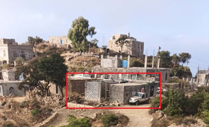 إب.. شيخ حوثي يسطو على أرضية مواطن ويبني فيها منزلاً لنجله بالعدين