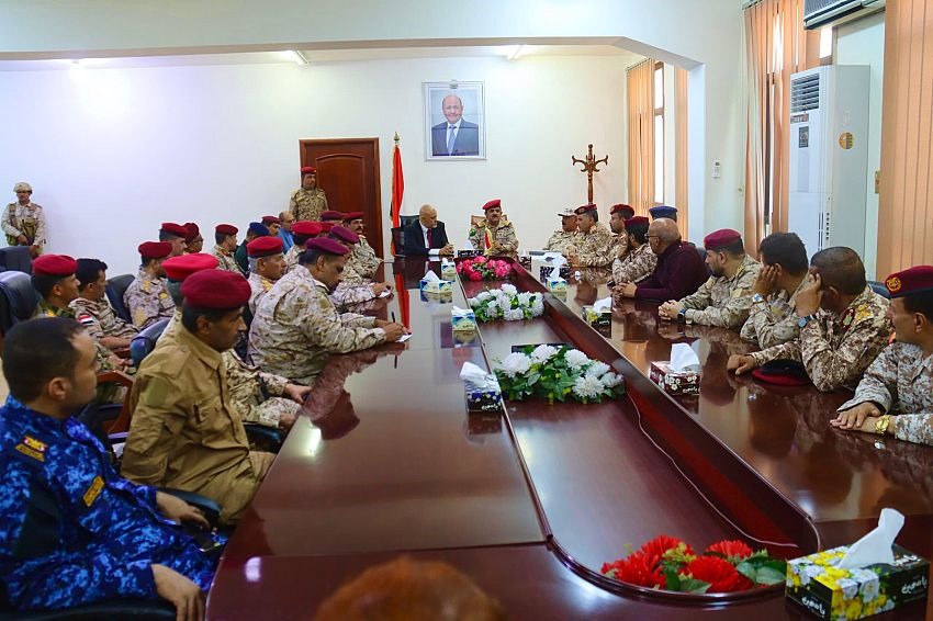 وزير الدفاع يشيد بنجاحات الأجهزة الأمنية بتعز ويؤكد أولوية ملف الجرحى