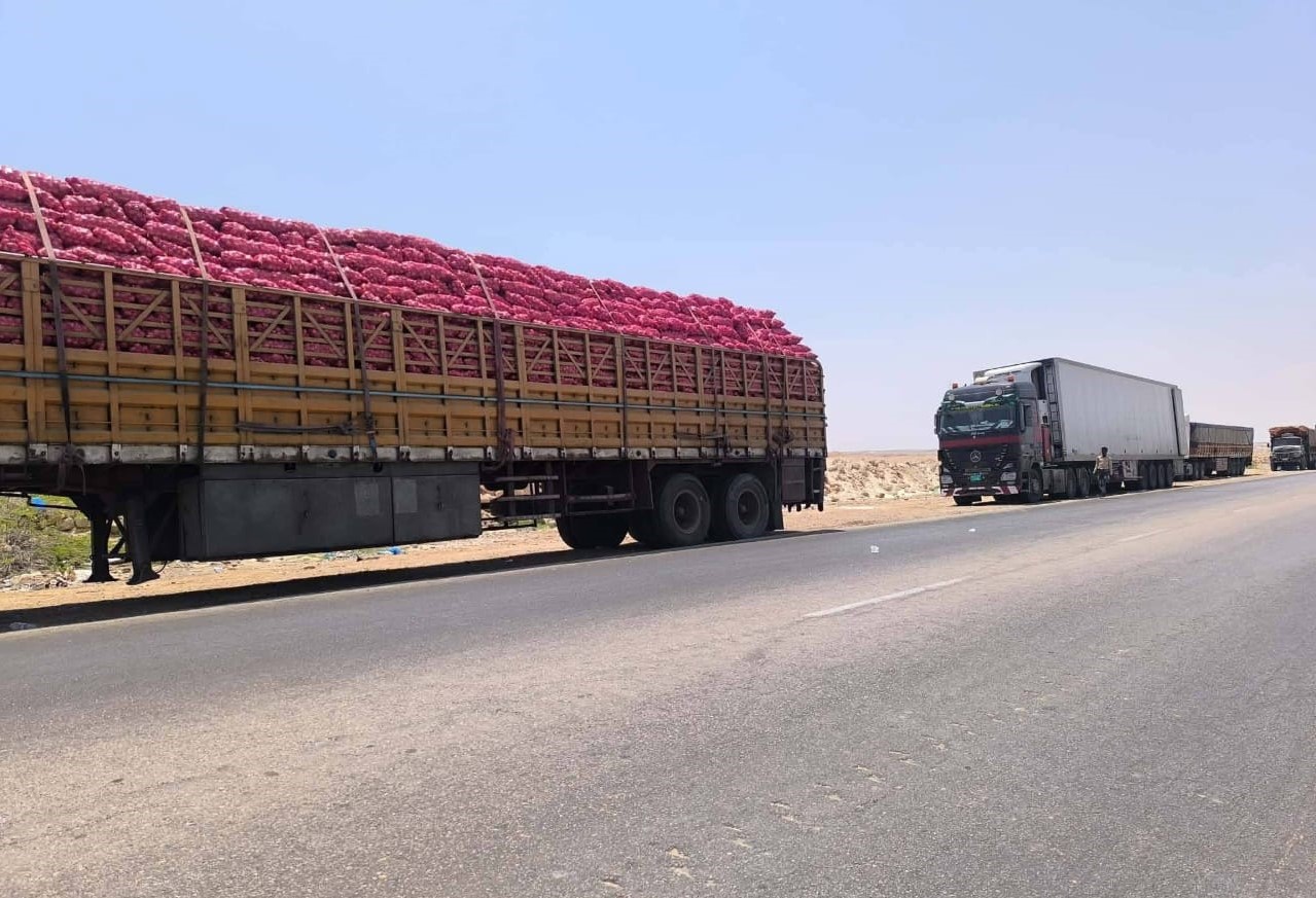 حضرموت.. مسلحون قبليون يحتجزون شاحنات للمطالبة بالإفراج عن سجناء