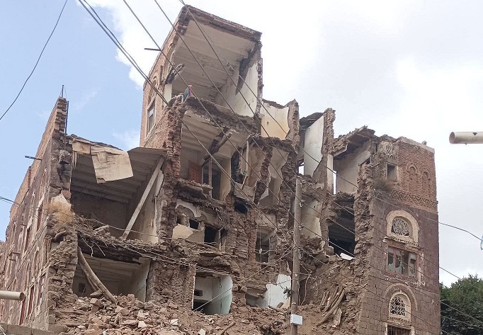 إب.. انهيار واجهة مبنى حكومي أثري في مدينة يريم نتيجة الإهمال الحوثي