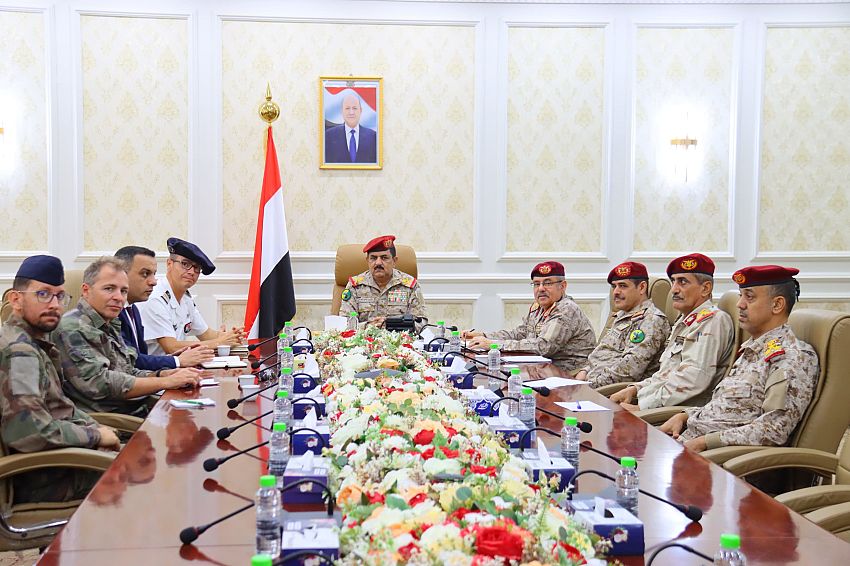 وزير الدفاع يحذر من خطورة التنسيق الحوثي مع الجماعات الإرهابية في الصومال