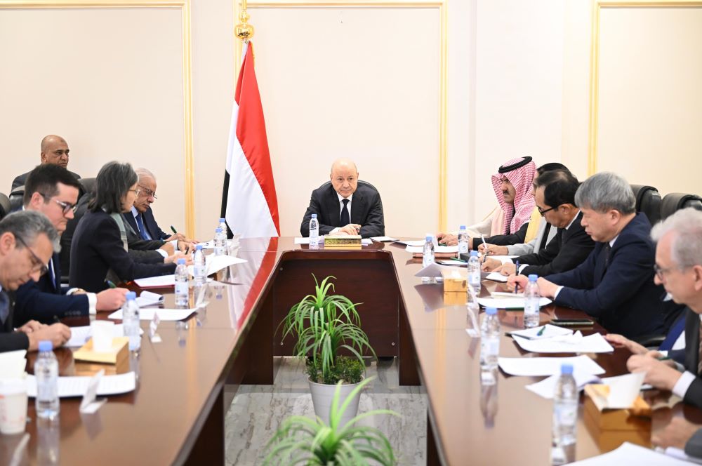 الرئيس العليمي: الدولة ماضية بتوحيد القرار العسكري والأمني والإمارات غذت التطرف