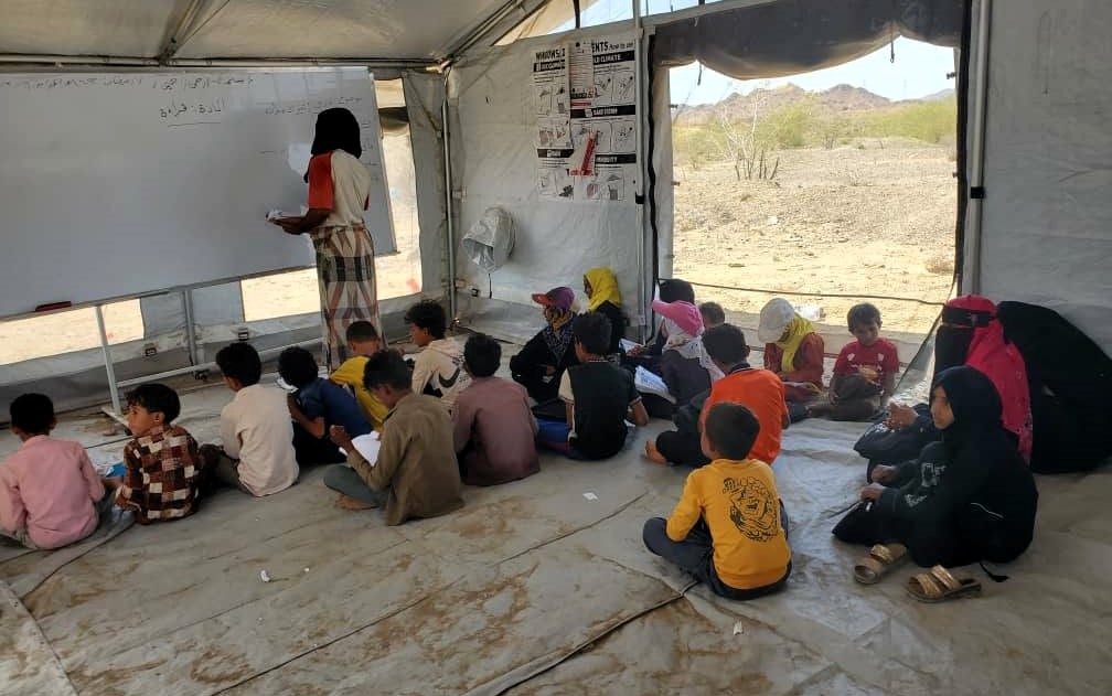 تعز.. مؤسسة ألف تحذر من كارثة تعليمية جراء موجة النزوح التي حرمت نحو 8 ألف طالب