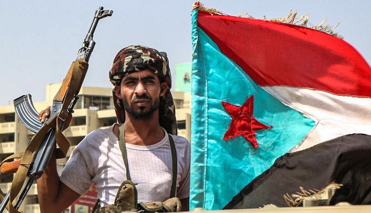 مركز حقوقي: الانتقالي قام بتوزيع أسلحة لأنصاره ولمدنيين في المكلا