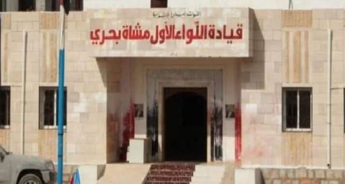 سقطرى.. عسكريون يطردون لجنة هيكلة تابعة للانتقالي احتجاجاً على محاولة تسريحهم