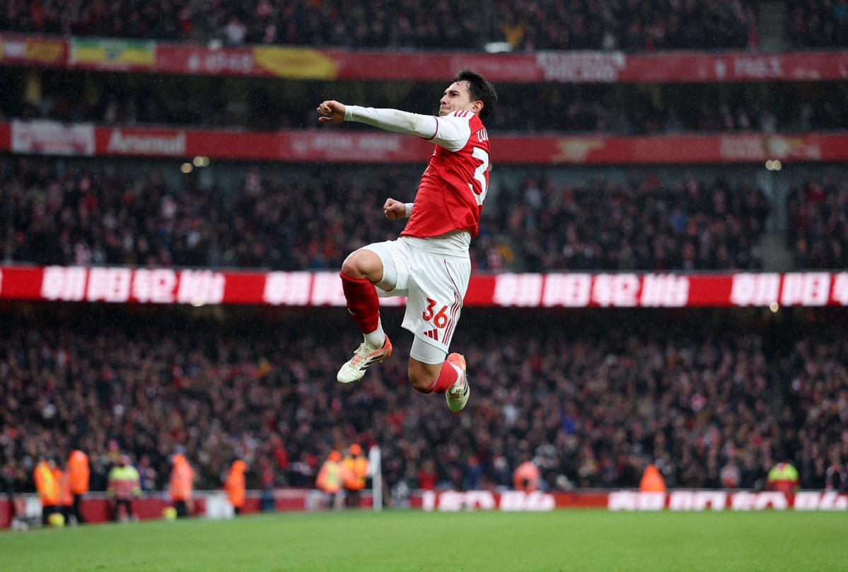 آرسنال يواصل التألق ويعزز صدارته ومانشستر يونايتد يتابع صحوته