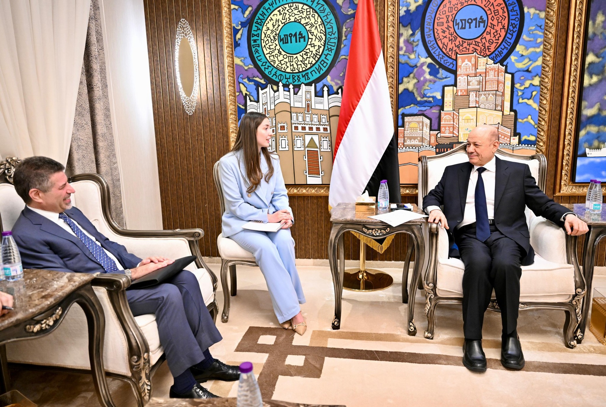 "العليمي" يؤكد أهمية الدور الأميركي في حماية الملاحة وإضعاف قدرات الحوثي