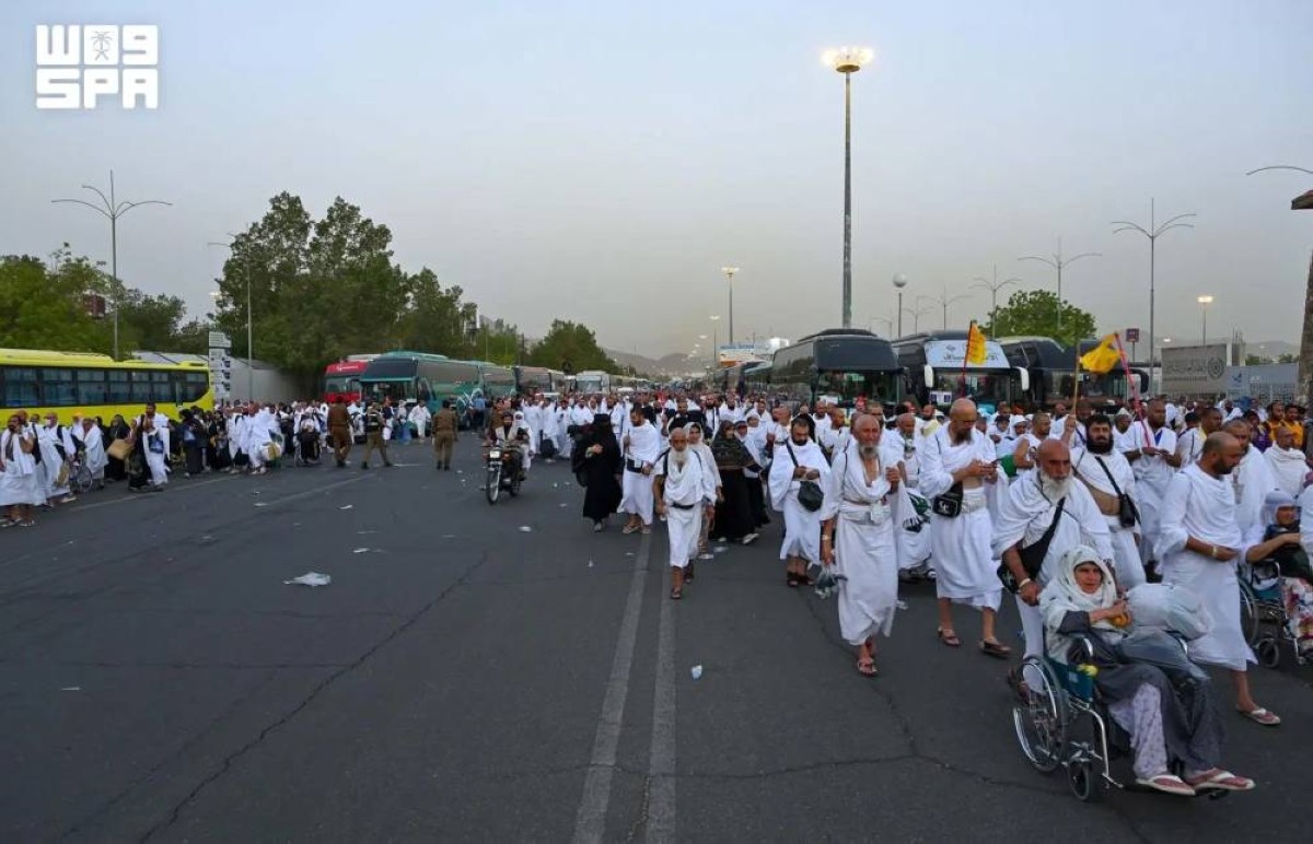حجاج بيت الله الحرام ينفرون من عرفات إلى مزدلفة