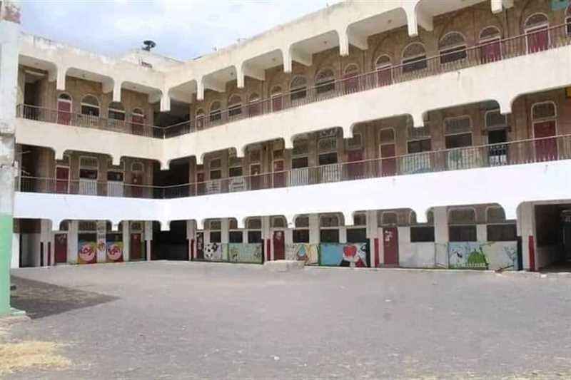 التعليم في عهد الحوثي.. شاب يرث والده في إدارة مدرسة بريف إب