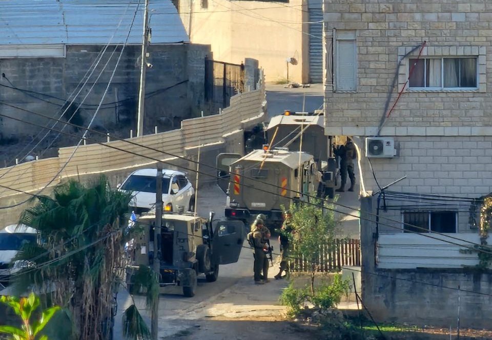 الضفة الغربية.. جنود الاحتلال يعتدون على طفلين ويمنعون الفلسطينيين من قطف الزيتون (فيديو)
