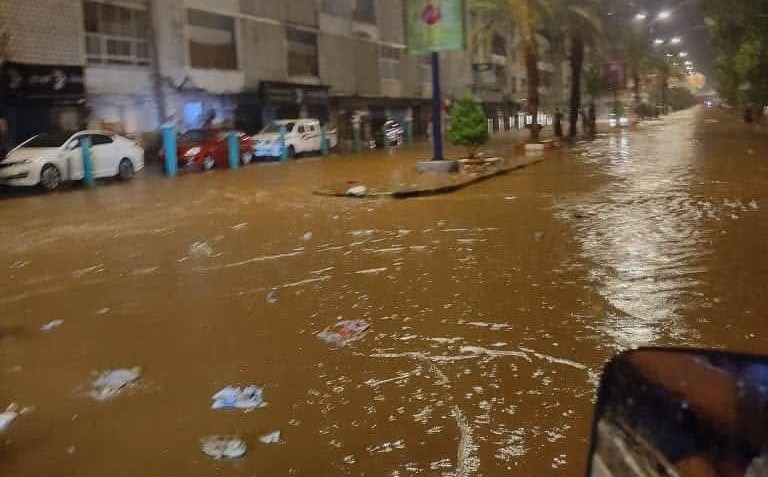 عدن.. سيول جارفة وتعذر هبوط رحلات جوية جراء المنخفض الجوي (صور)