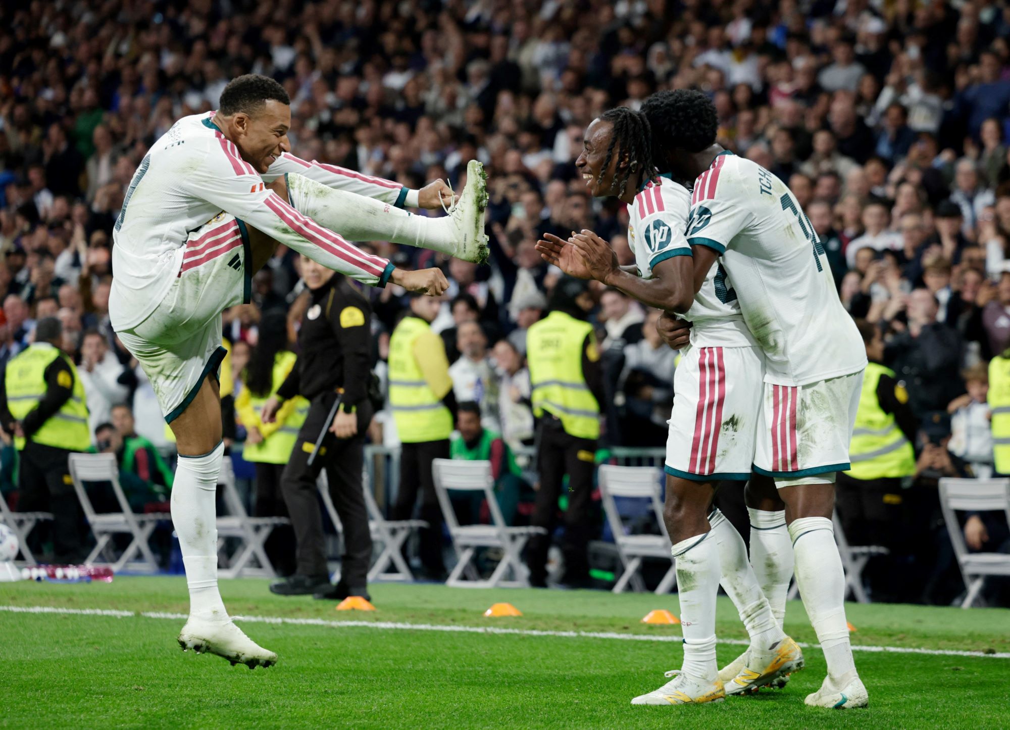 ريال مدريد يحقق فوزا كبيراً على إشبيلية برباعية