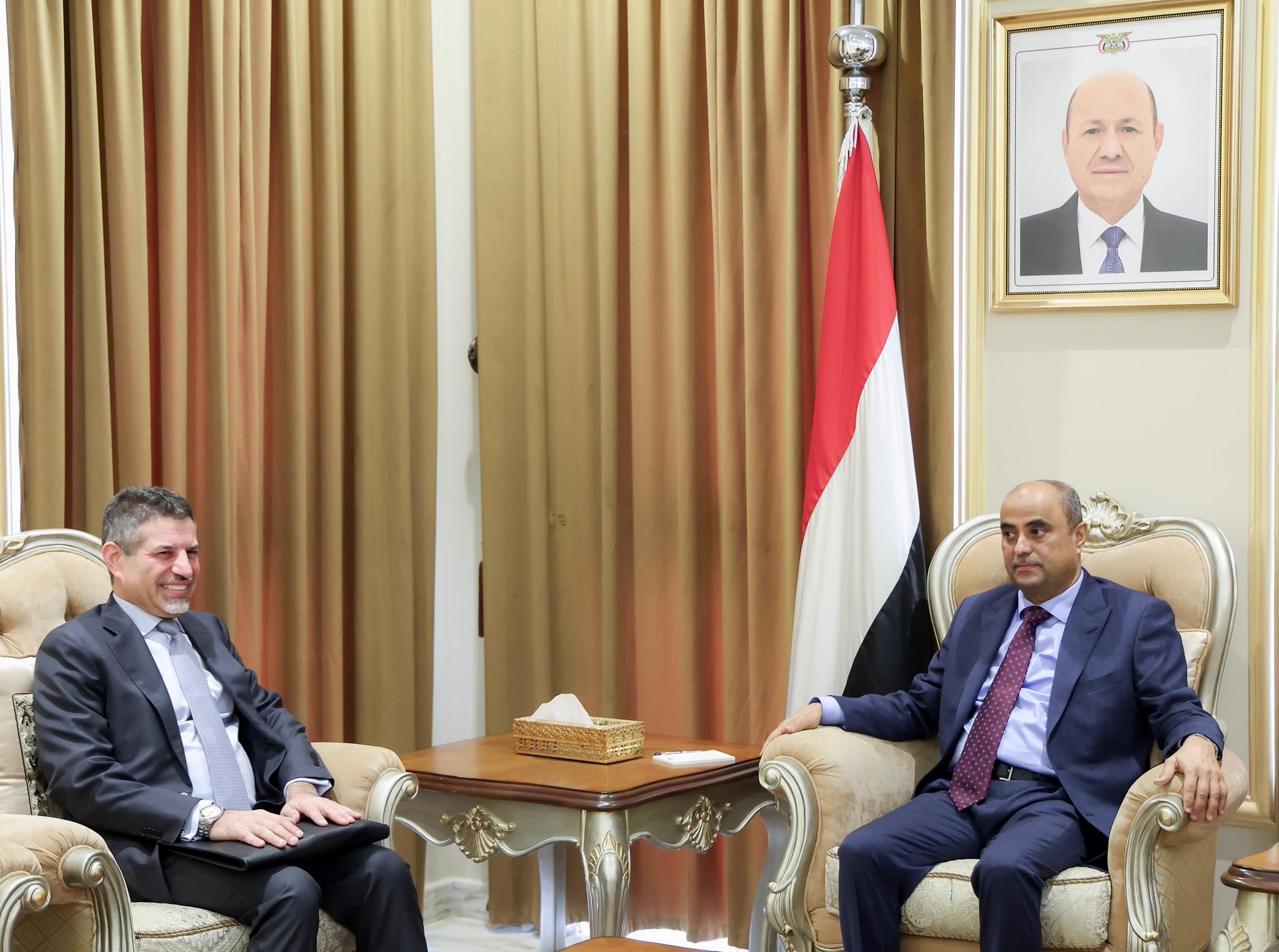رئيس الوزراء يبحث مع السفير الأمريكي دعم الإصلاحات وجهود حماية الملاحة الدولية