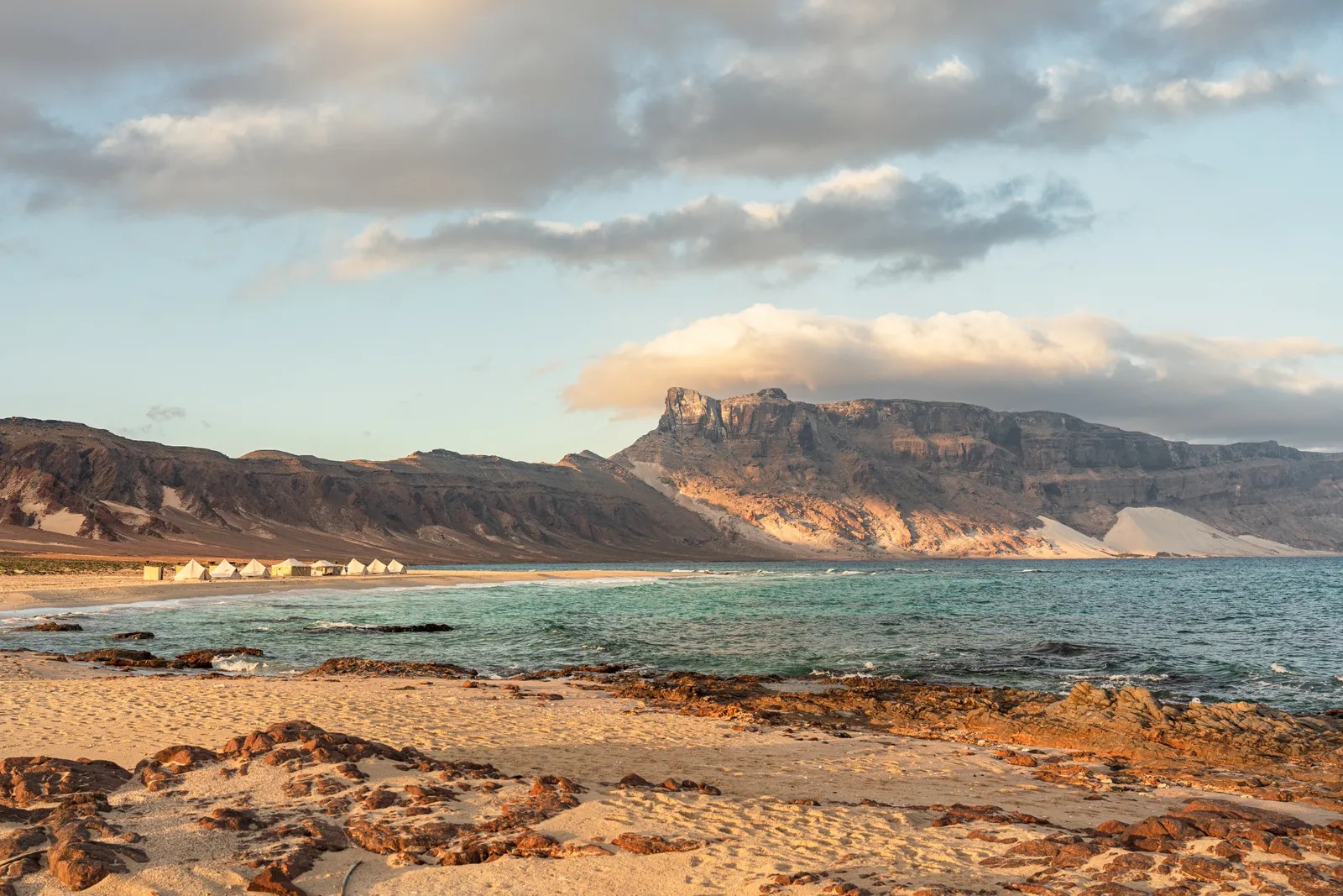 سقطرى.. انقطاع التيار الكهربائي عن عدد من الأحياء نتيجة عمل تخريبي على كابلات النقل