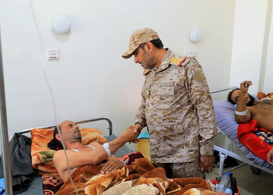 رئيس الأركان يتفقّد جرحى المنطقة العسكرية الأولى في مستشفيات مأرب