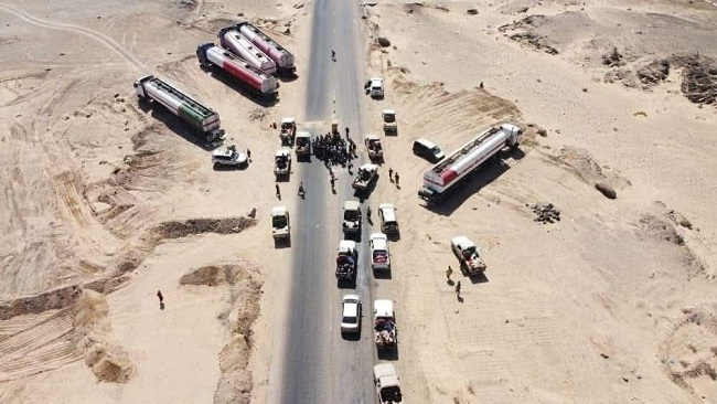 حضرموت.. قبليون ينصبون قطاعا غرب المكلا ويحتجزون شاحنات بضائع ونفط لساعات