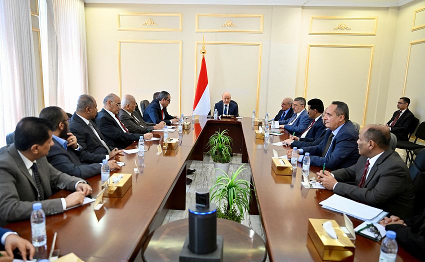 العليمي يدعو الأحزاب لتعزيز الجبهة الداخلية ويؤكد استمرار إجراءات الدولة لردع التصعيد الحوثي