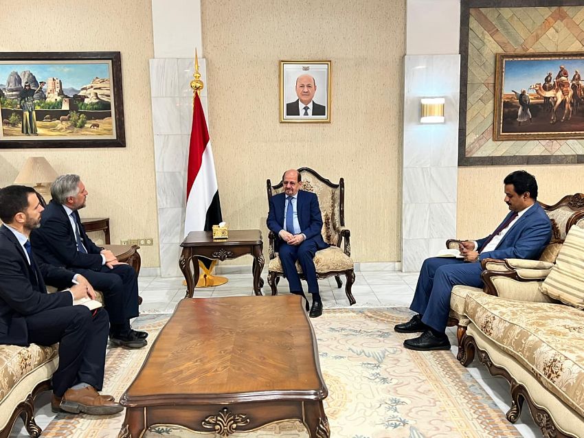 الحكومة تحذر من خطر التخادم بين مليشيات الحوثي والجماعات الإرهابية في القرن الأفريقي