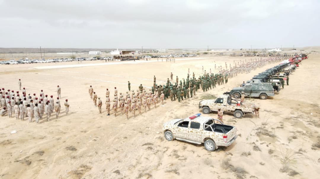 وزير الدفاع ومحافظ المهرة يتفقدان جاهزية محور الغيضة 