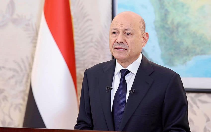 العليمي يوجه بتأمين المنشآت الحيوية والبنية التحتية في شبوة وردع أي تهديدات محتملة