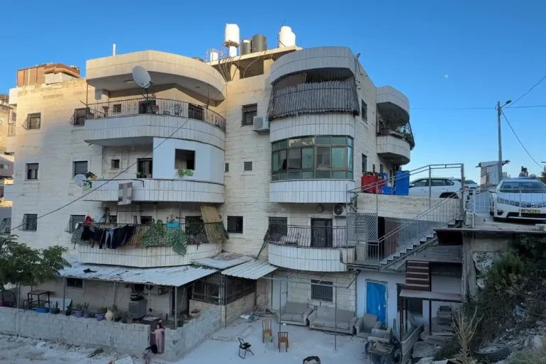 الاحتلال الإسرائيلي يهجر 100 فلسطيني بهدم بناية سكنية في القدس